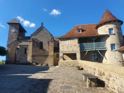 grosse maison avec un balcon et un jardin remarquable
