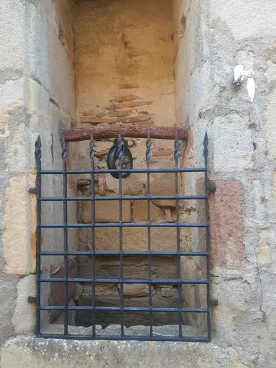 puits avec une grille et une manivelle