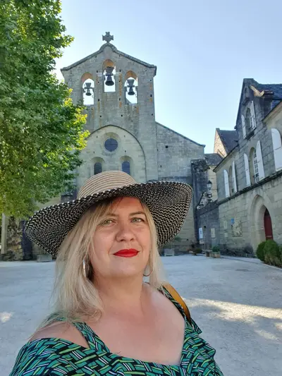 femme à chapeau devant une église