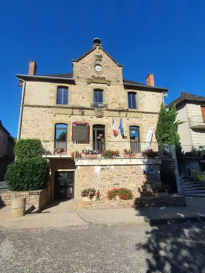 mairie avec des drapeaux