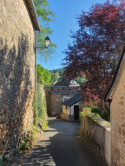 rue d'aubazine avec un lampadaire