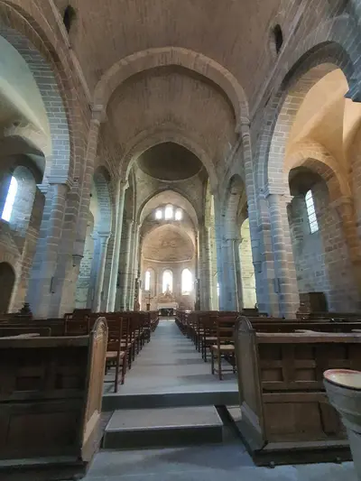 église romane avec voûtes en berceau