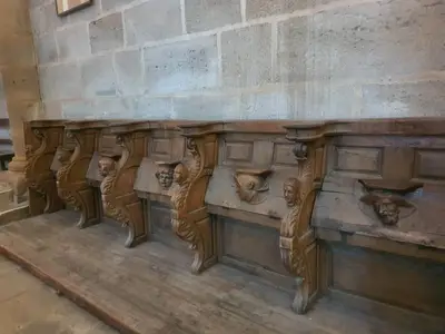 banc en bois pour les moines