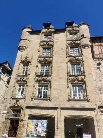 façade d'une maison en pierre