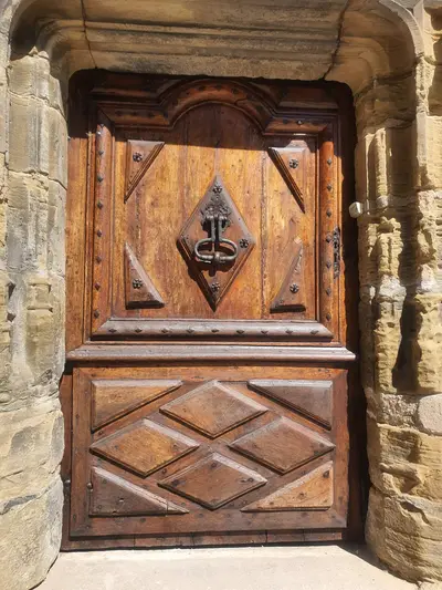 porte en bois avec heurtoir