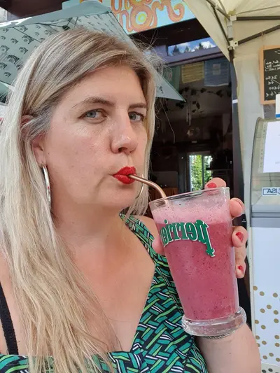 Florence boit un smoothie