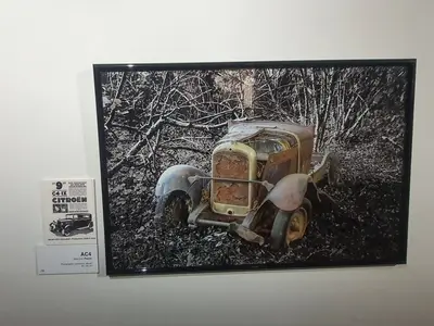 photo urbex d'une vieille voiture