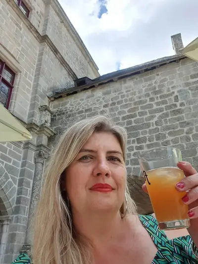 Florence prend un verre en terrasse