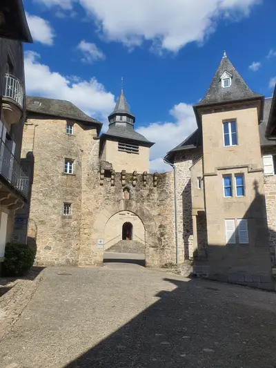 porche menant à l'église