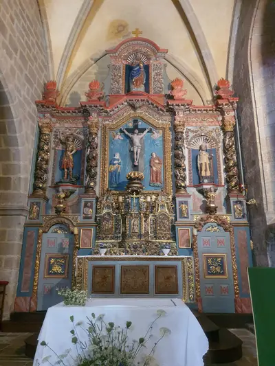intérieur de l'église autel