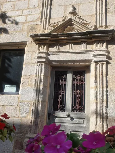 façade d'une maison avec des colonnes
