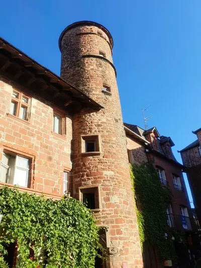 maison en grès rouge avec une tour
