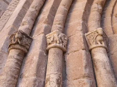 détails du tympan de l'église de Meyssac