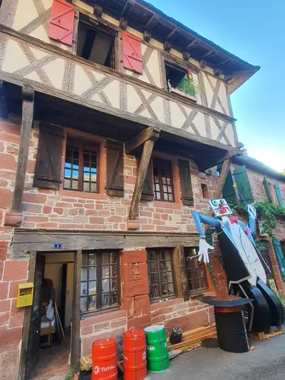colombages et grès rouge