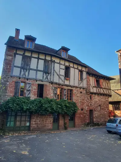 maison en grès rouge avec un étage à colombages