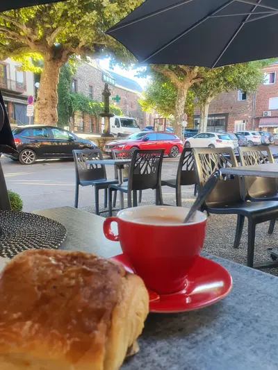 petit-déjeuner à Meyssac, pain au chocolat et tasse de chocolat