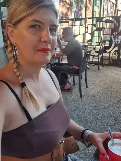 Florence prend un chocolat en terrass