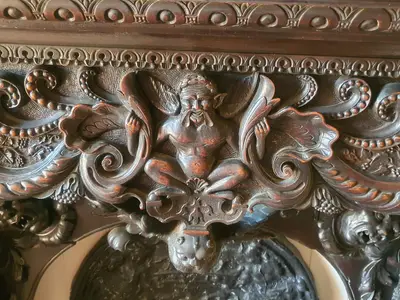 détail de la boiserie de la cheminée