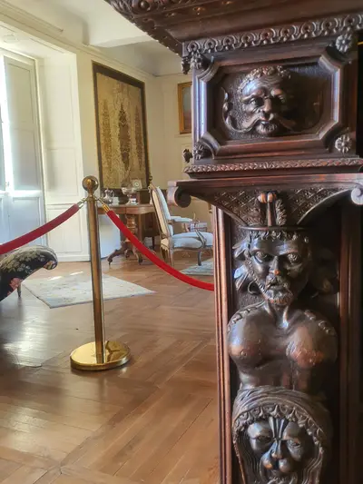 détail de la cheminée du hall