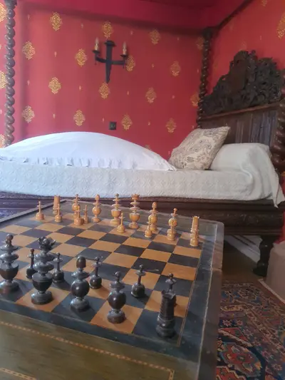 échiquier dans la chambre rouge