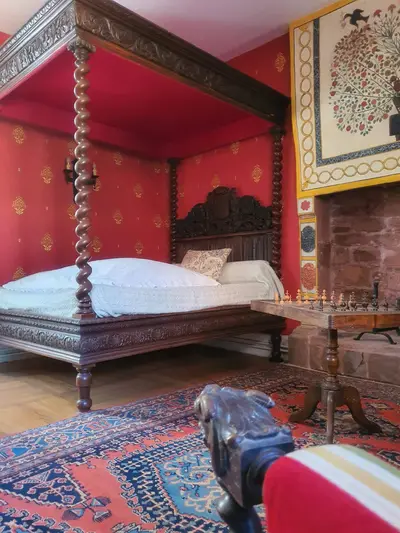 chambre dotée d'un lit à baldaquin