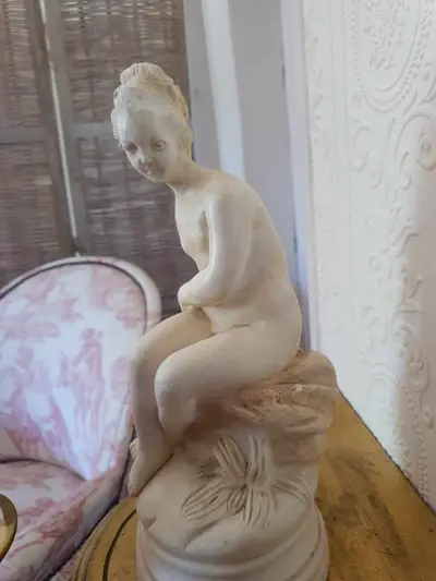 statue d'une femme allant se baigner
