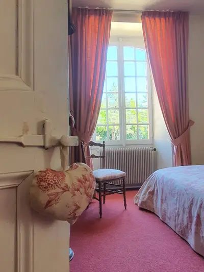 porte avec un coeur donnant sur la chambre