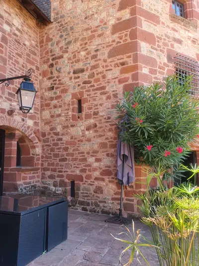 terrasse avec laurier rose et lampadaire