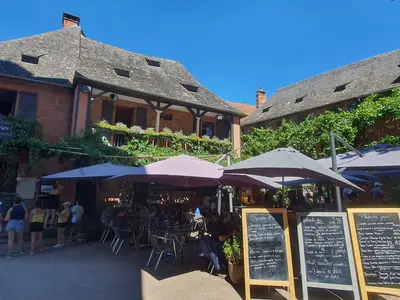 terrasse avec des parasols