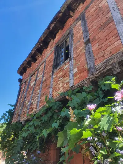 maison en grès rouge avec des fleurs