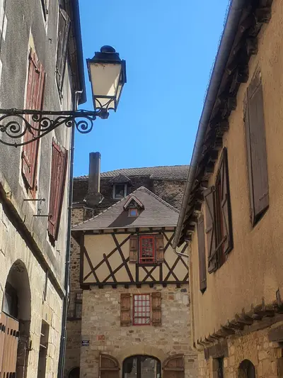 maisons à colombages avec un lampadaire