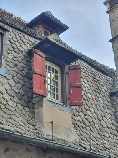 fenêtre à petits carreaux avec des volets rouges