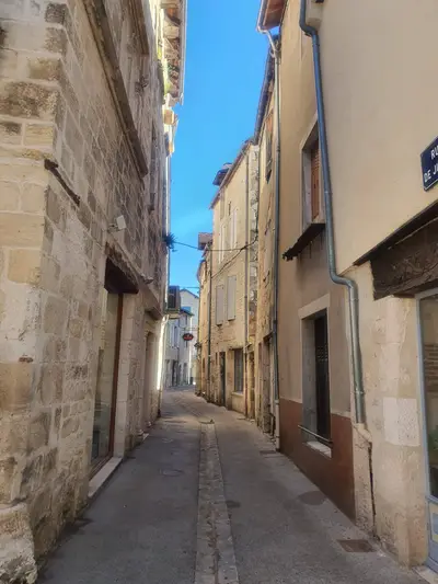 rue avec maisons de chaque côté