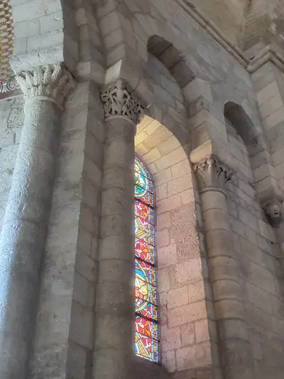 colonnes avec des chapiteaux