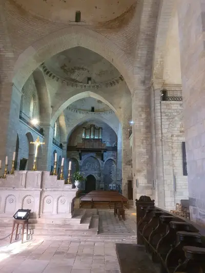 autel de l'abbatiale avec choeur