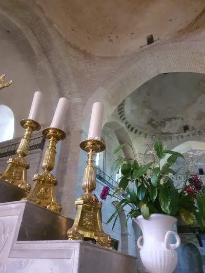 autel de l'abbatiale avec des bougies
