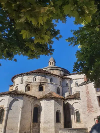 abbatiale avec des arbres