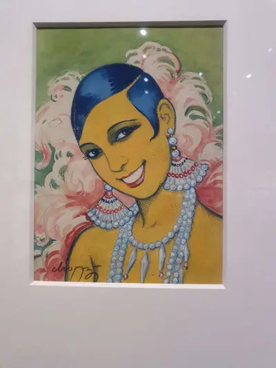 Joséphine Baker avec des cheveux courts et des boucles d'oreille