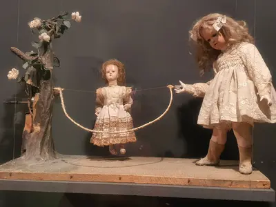 poupées jouant à la corde à sauter