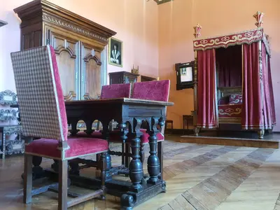 chambre rouge avec table et chaises