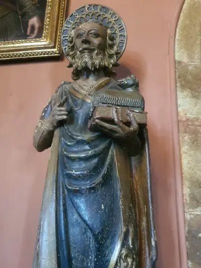 statue d'un saint en bois