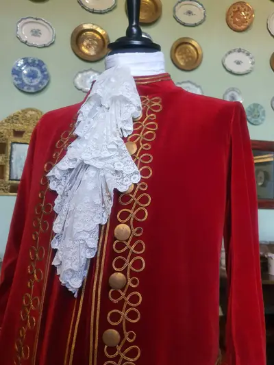 costume rouge avec un jabot