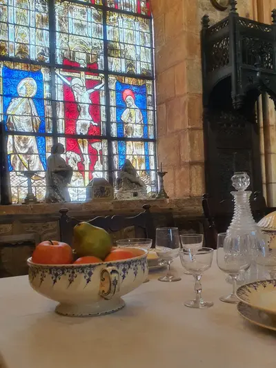 table et vaisselle dans la salle à manger avec des vitraux