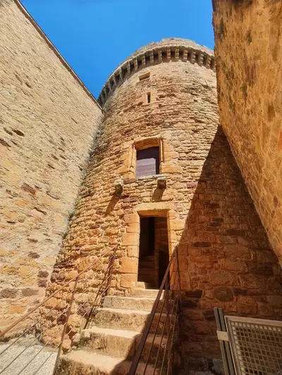 l'une des tours du château