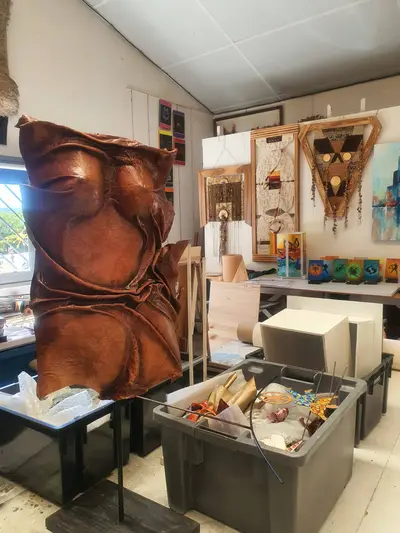 buste d'une femme nue en cuir