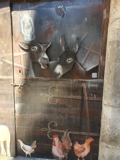 ânes au-dessus d'une porte