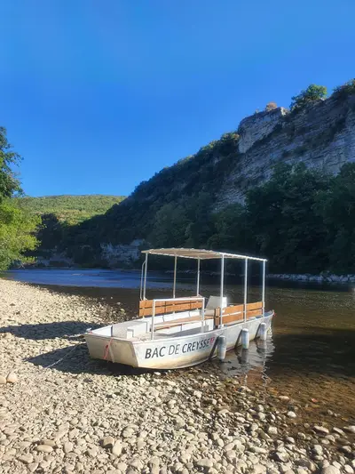 bateau sur les rives de la Dordogne