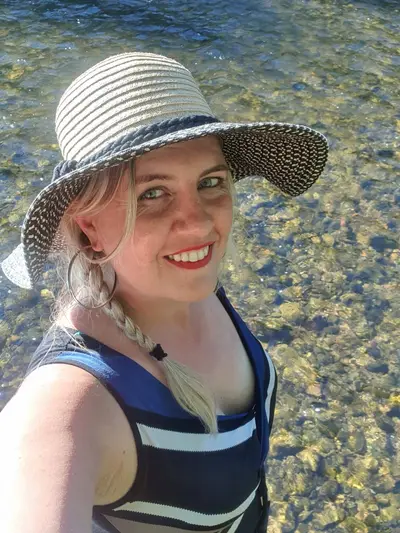 femme au chapeau à Creysse