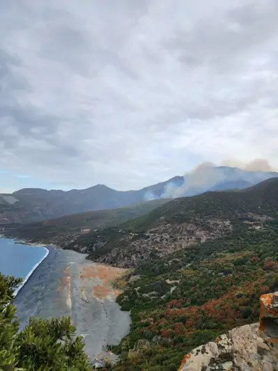 Incendie dans la montagne au-dessus de la plage de