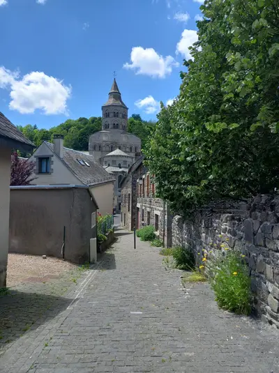 rue menant à la basilique